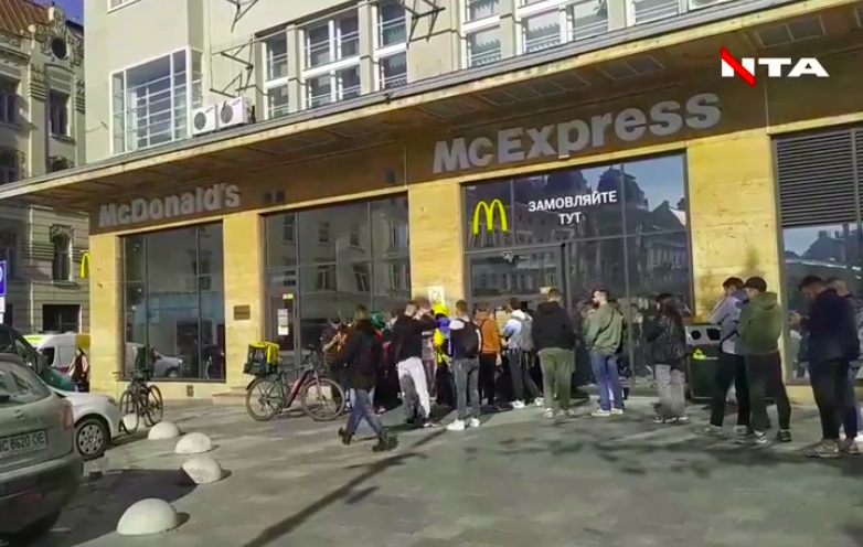 McDonald’s відновив роботу у Львові: через ажіотаж на деяких вулицях ускладнено рух