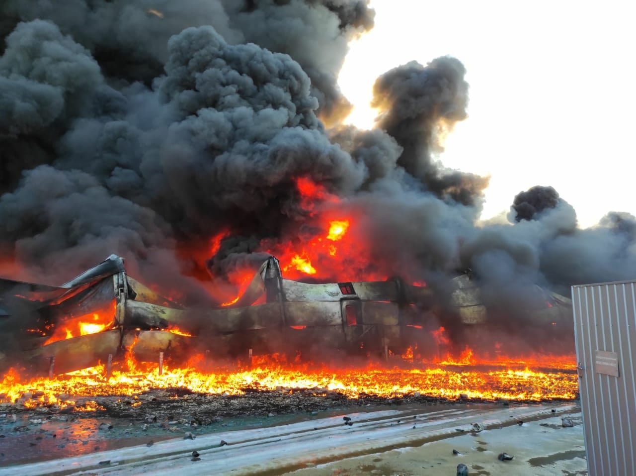 У Сумах після ворожого обстрілу загорілися склади. Людей просять не виходити на вулицю