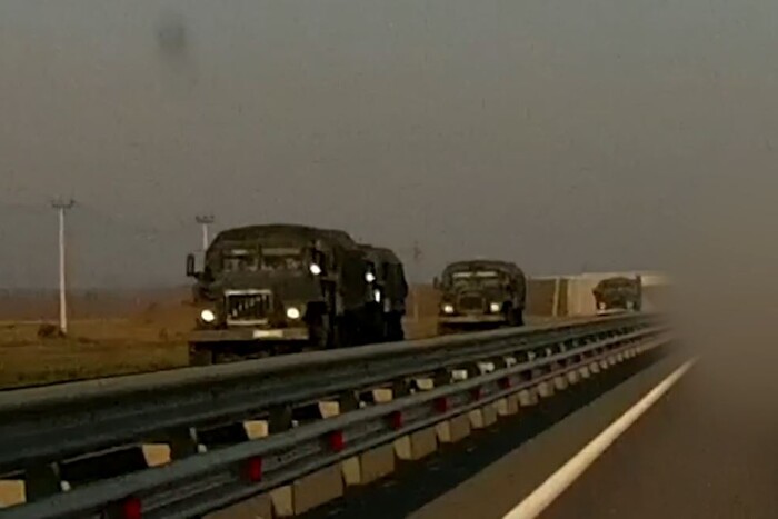 В окупованому Криму помітили велику колону військової техніки РФ
