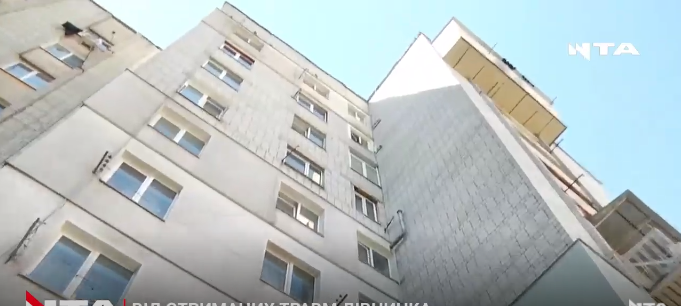 У Львові з вікна восьмого поверху випала дворічна дівчинка