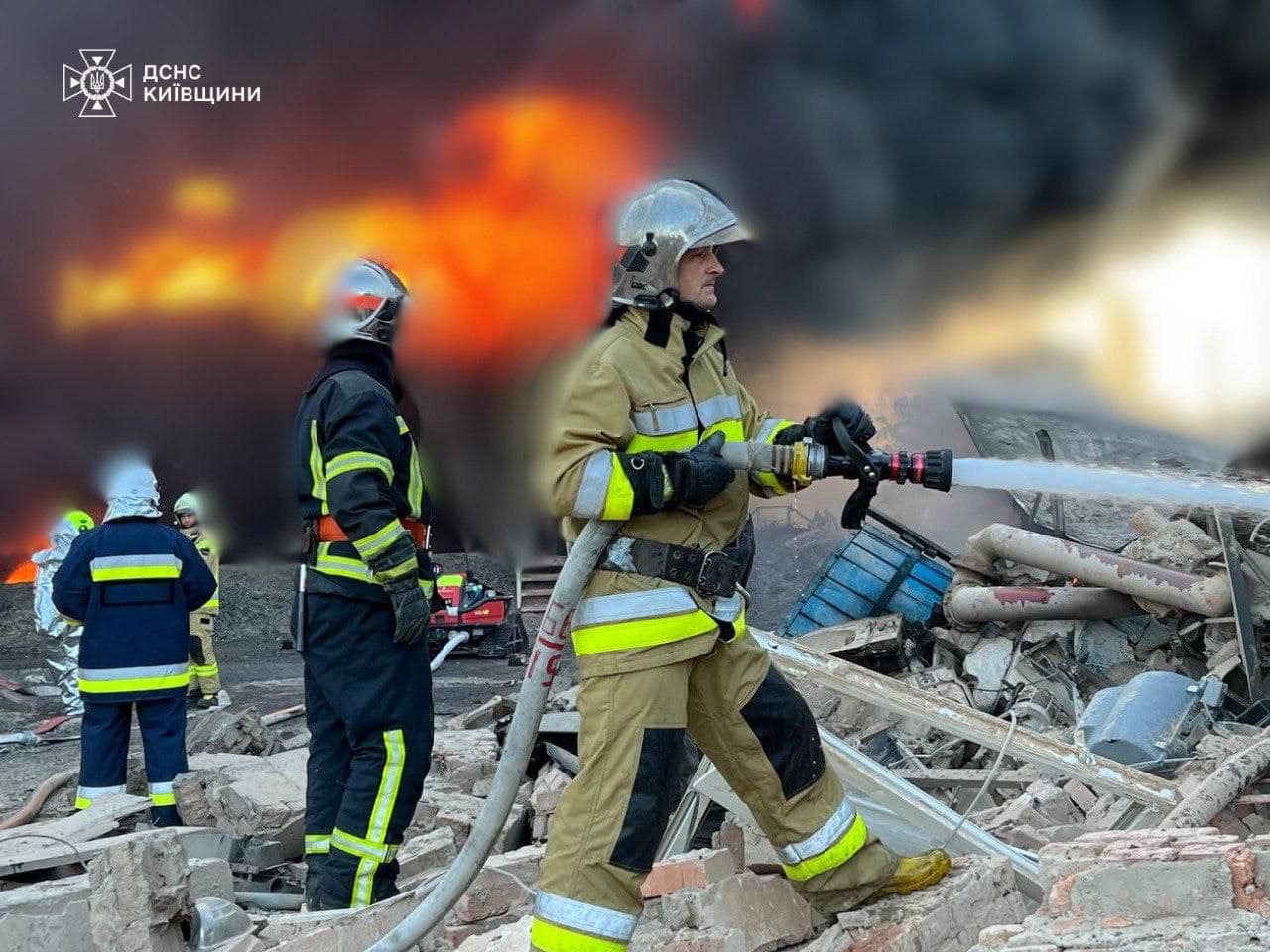 Удар по Київщині: пожежу гасять з п’ятої години ранку