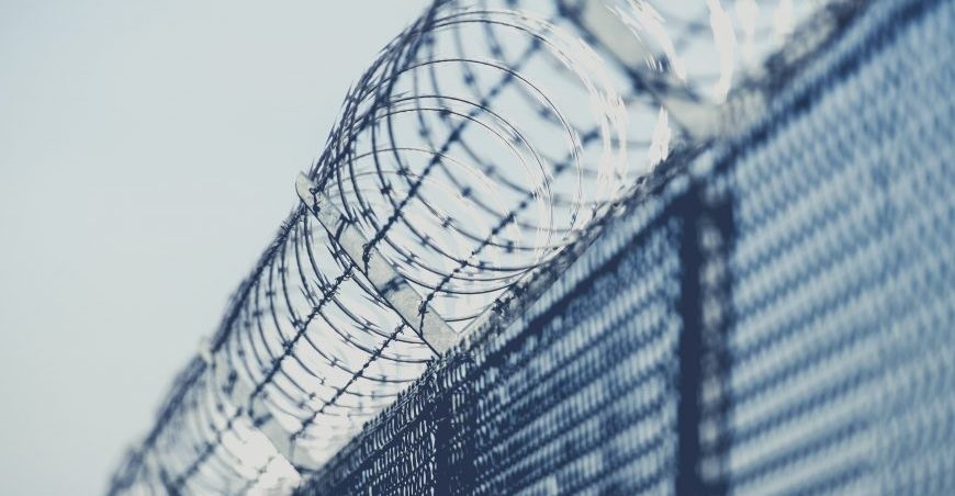 На Харківщині окупанти влаштували концтабір на території розграбованого заводу