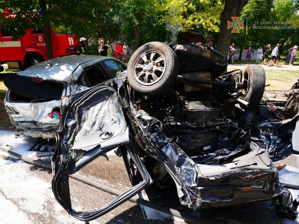 Один загиблий, шестеро - поранені. У Запоріжжі водій БМВ влетів у припарковані авто