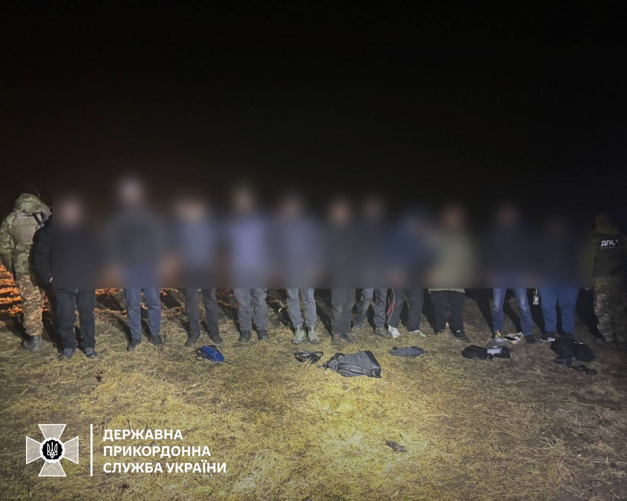 Намагалися втекти у Молдову: на Одещині затримали бус з 11 чоловіками (фото)