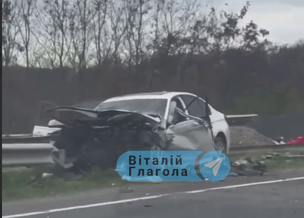 Смертельна ДТП на Закарпатті: авто врізалося у відбійник на великій швидкості (відео)