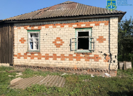 Окупанти влучили у будинок пенсіонерки на Сумщині. Жінка загинула
