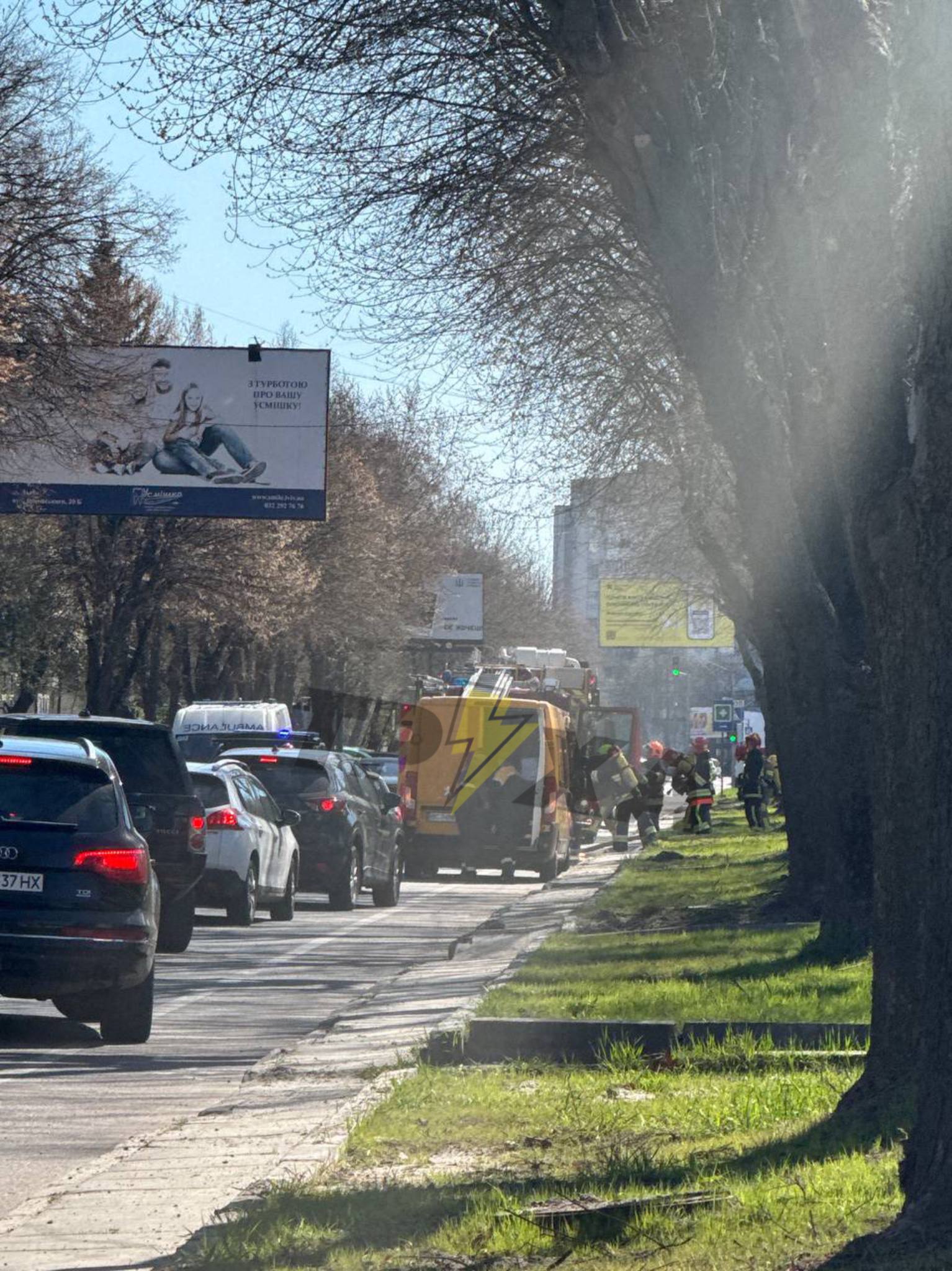 У Львові лунають вибухи і горить багатоповерхівка: є перше відео