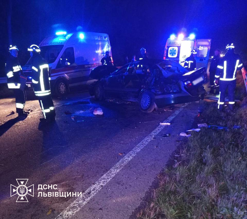 Влетів у відбійник: у Львівському районі водія затисло у понівеченій автівці