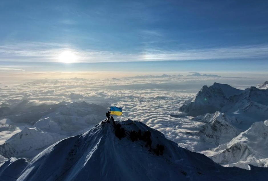 Український прапор на Евересті. Космічне відео з найвищої вершини світу
