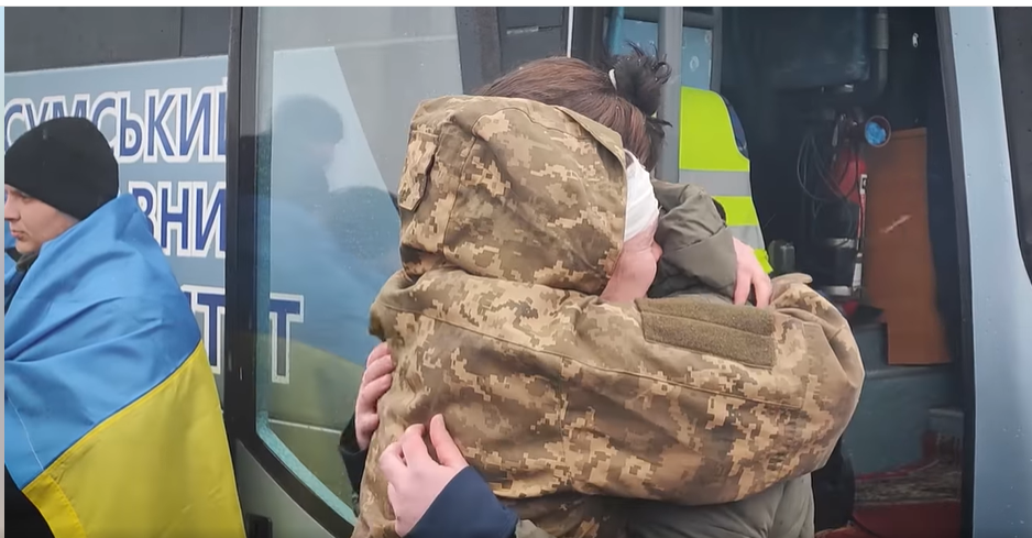 Зеленський показав відео зі звільненими українськими полоненими