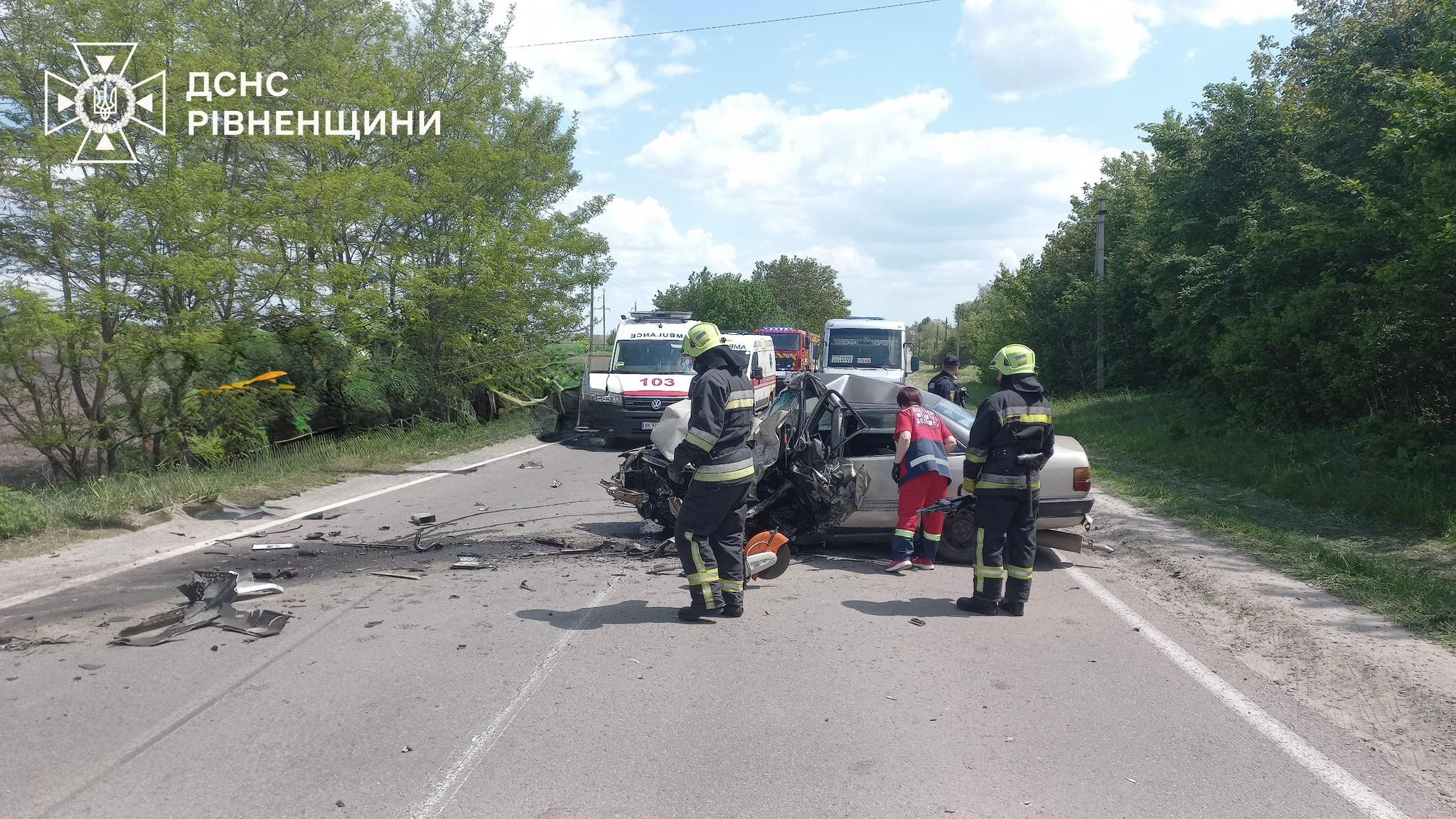 На Рівненщині рятувальники вирізали водія з вщент зім'ятої машини: фото рятувальної операції