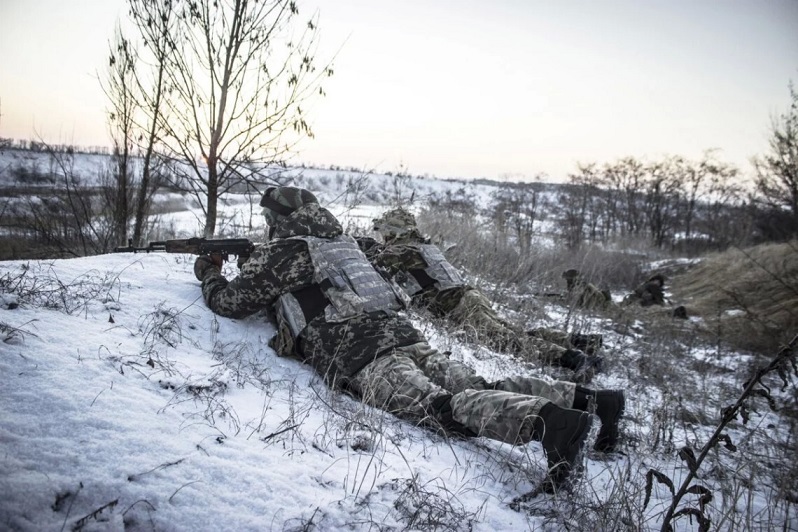 На Донбасі окупанти двічі обстріляли українські позиції, поранений мирний житель