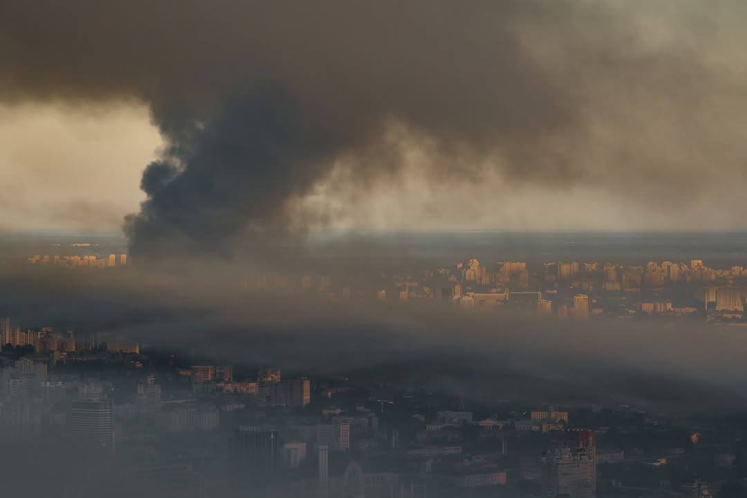 «Київ палав»: відомий український фотограф показав нічну атаку на столицю