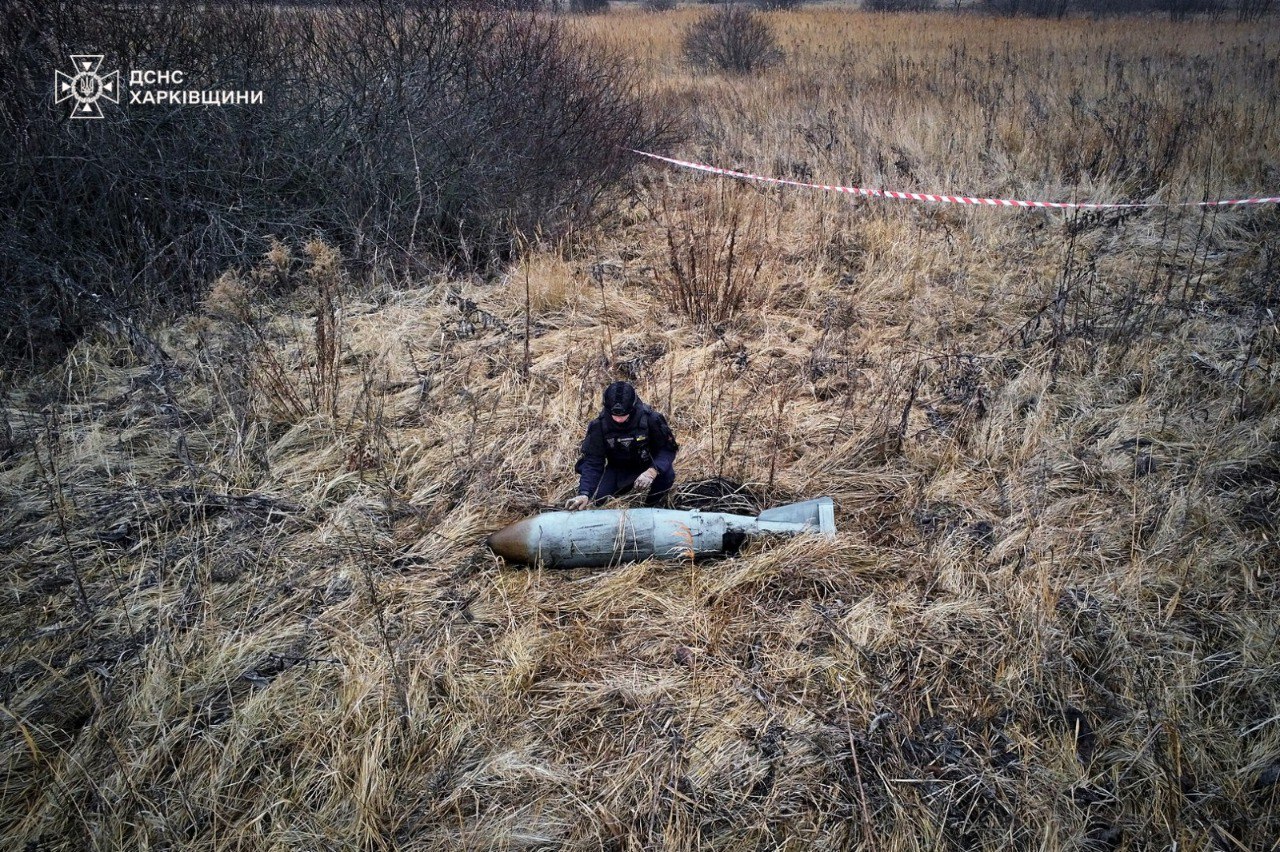 Сапери ДСНС показали, як знешкодили російську авіабомбу ФАБ-500 на Харківщині