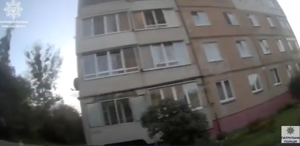 Львівські патрульні вмовили чоловіка не чинити самогубство. Відео