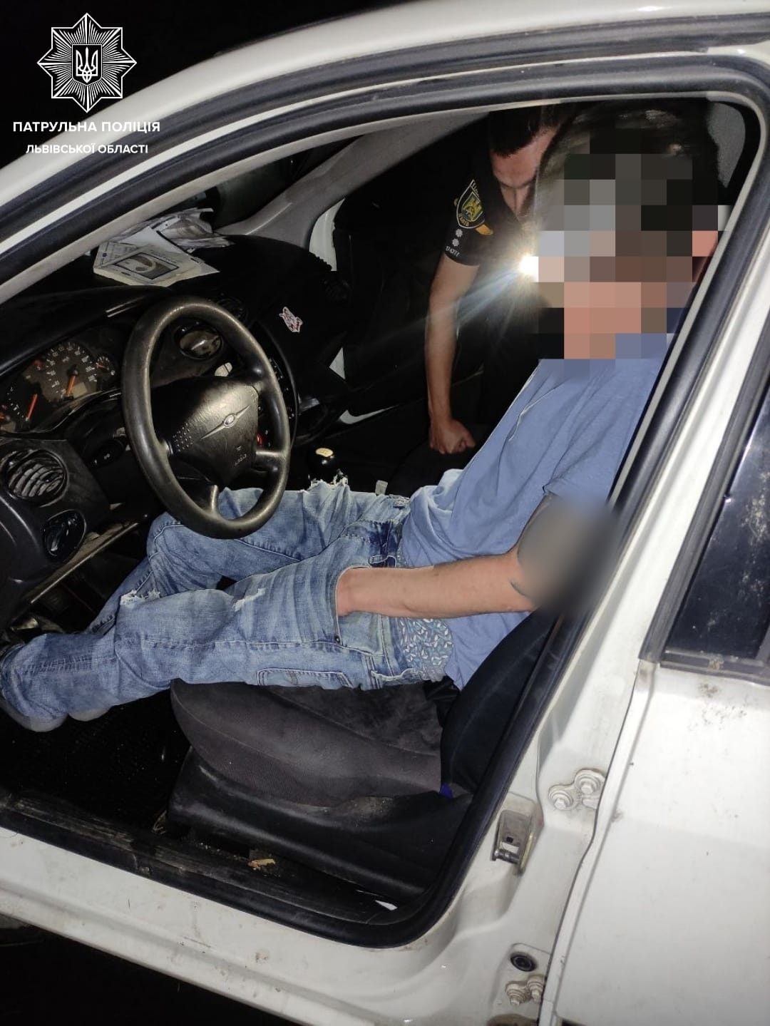 У Львові п'яний водій заснув за кермом і потрапив у ДТП