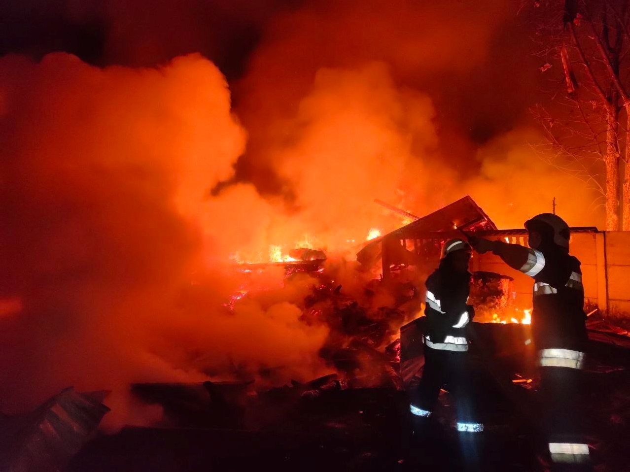 Внаслідок ворожого обстрілу Харкова виникли масштабні пожежі: двоє людей загинули
