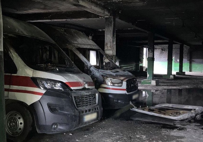 На Донеччині в пожежі згоріли десять автомобілів швидкої допомоги