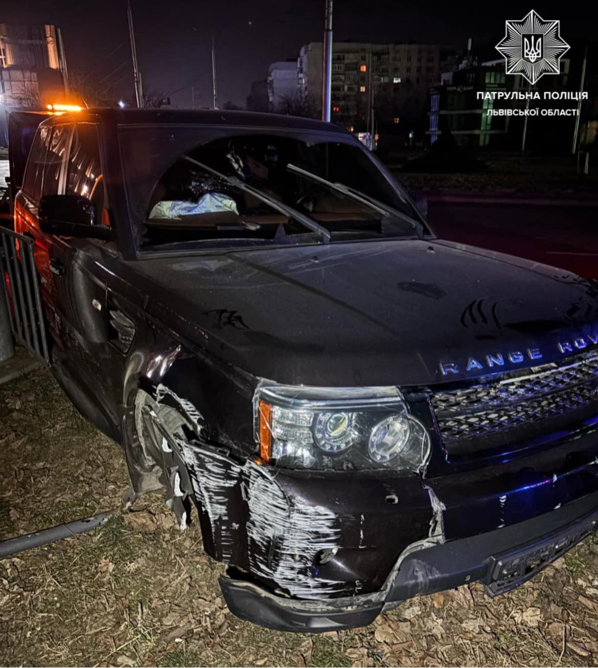 У Львові п'яний водій «Range Rover» врізався у тротуарне огородження (фото)