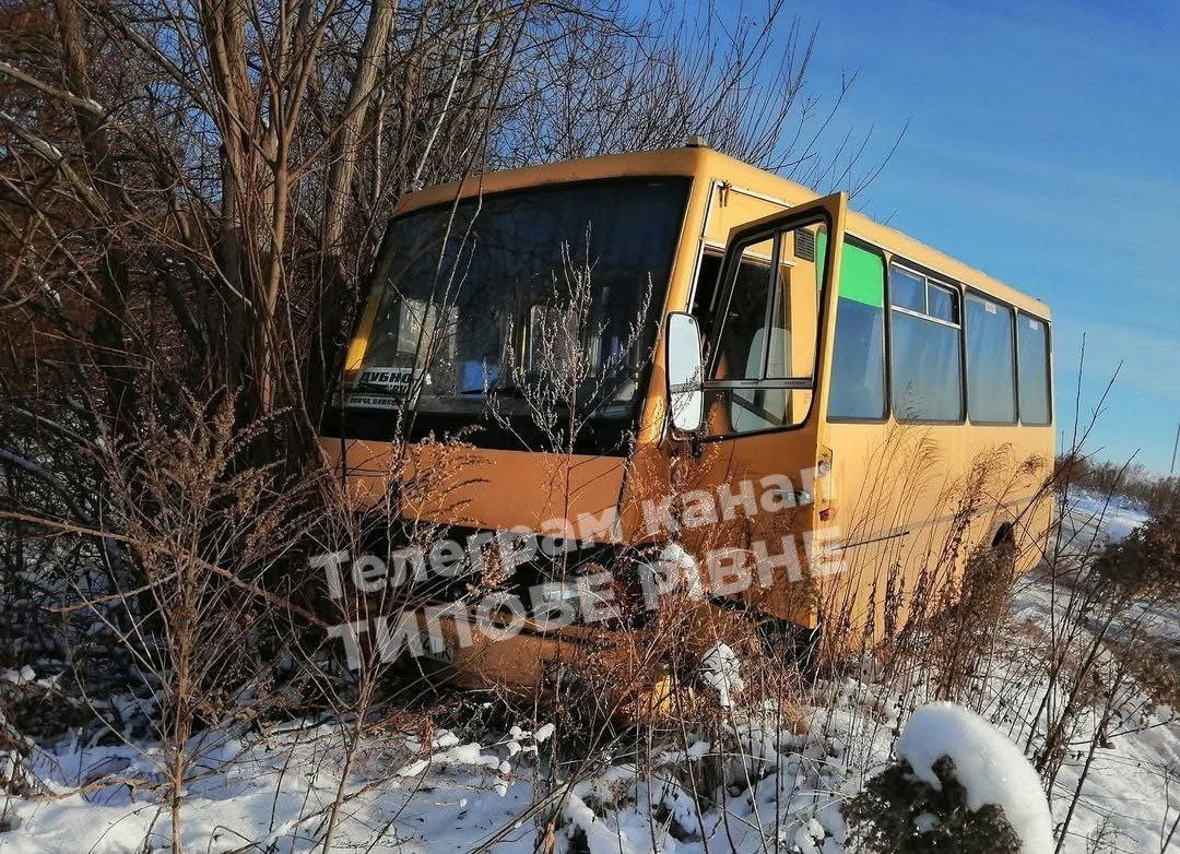 На Рівненщині автобус з пасажирами вилетів з дороги: що відомо (фото)