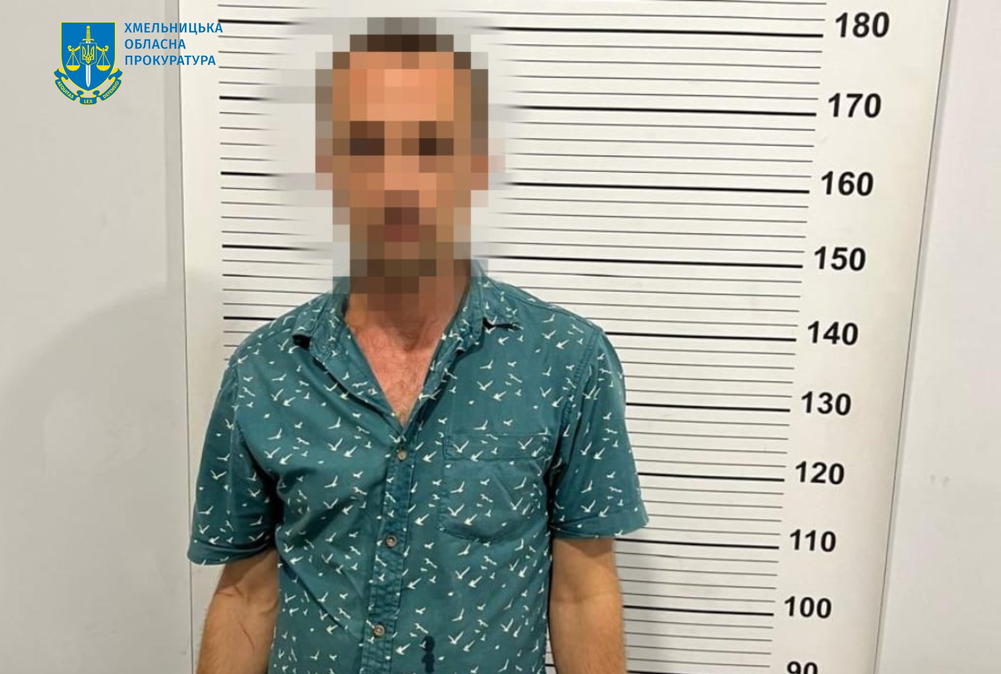 У Хмельницькому чоловік зі зброєю напав на військового (фото)