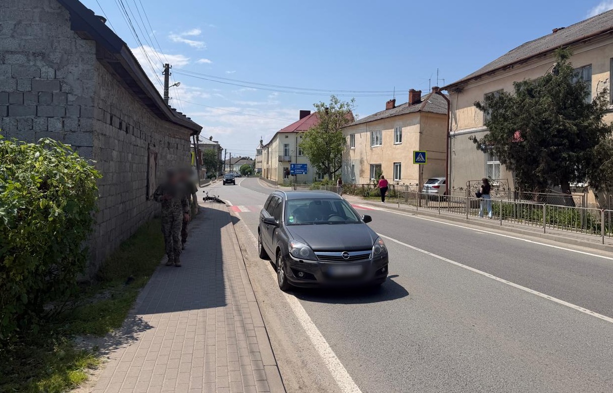 На Львівщині авто знесло велосипедиста: фото з місця аварії