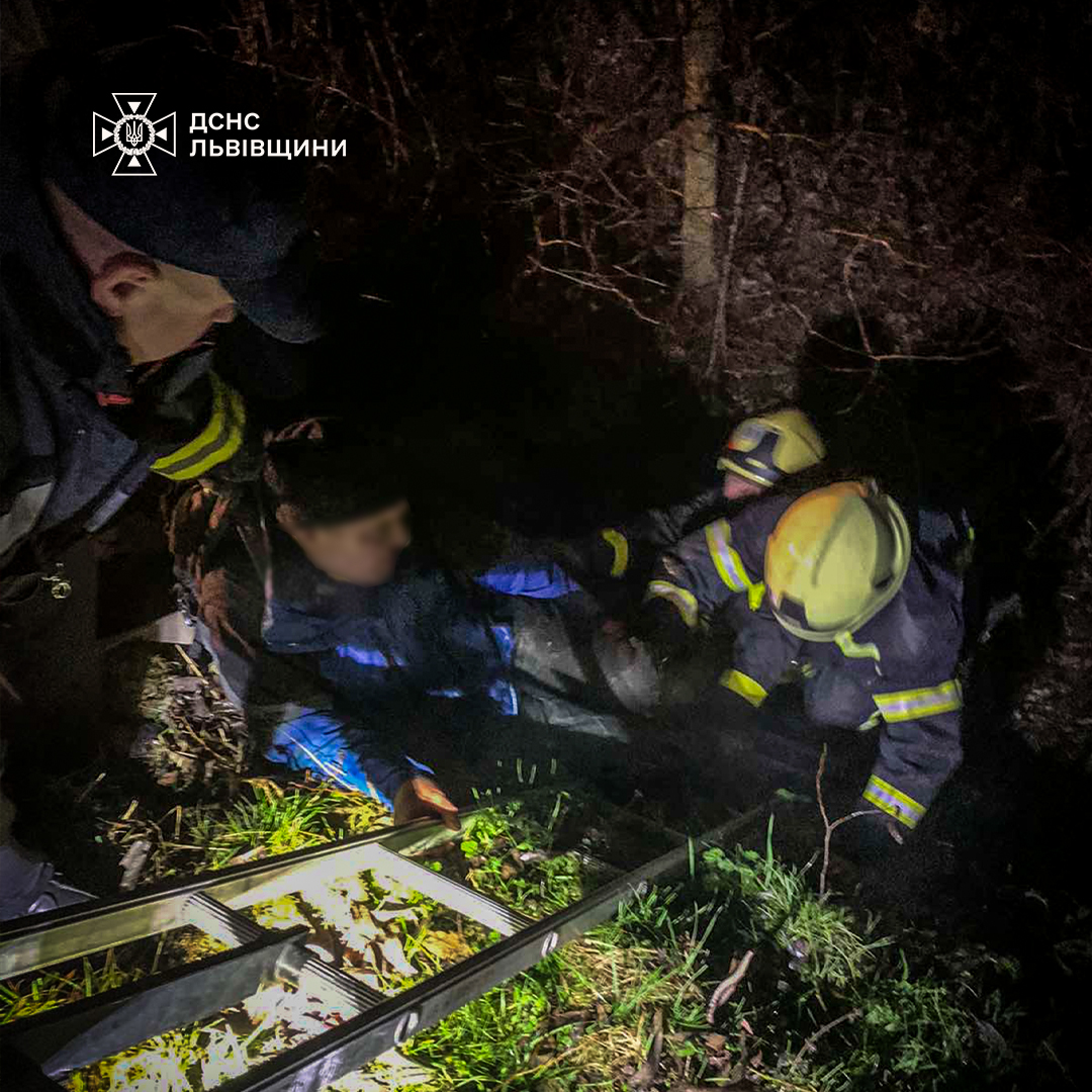 На Львівщині рятувальники врятували чоловіка, який впав у річку