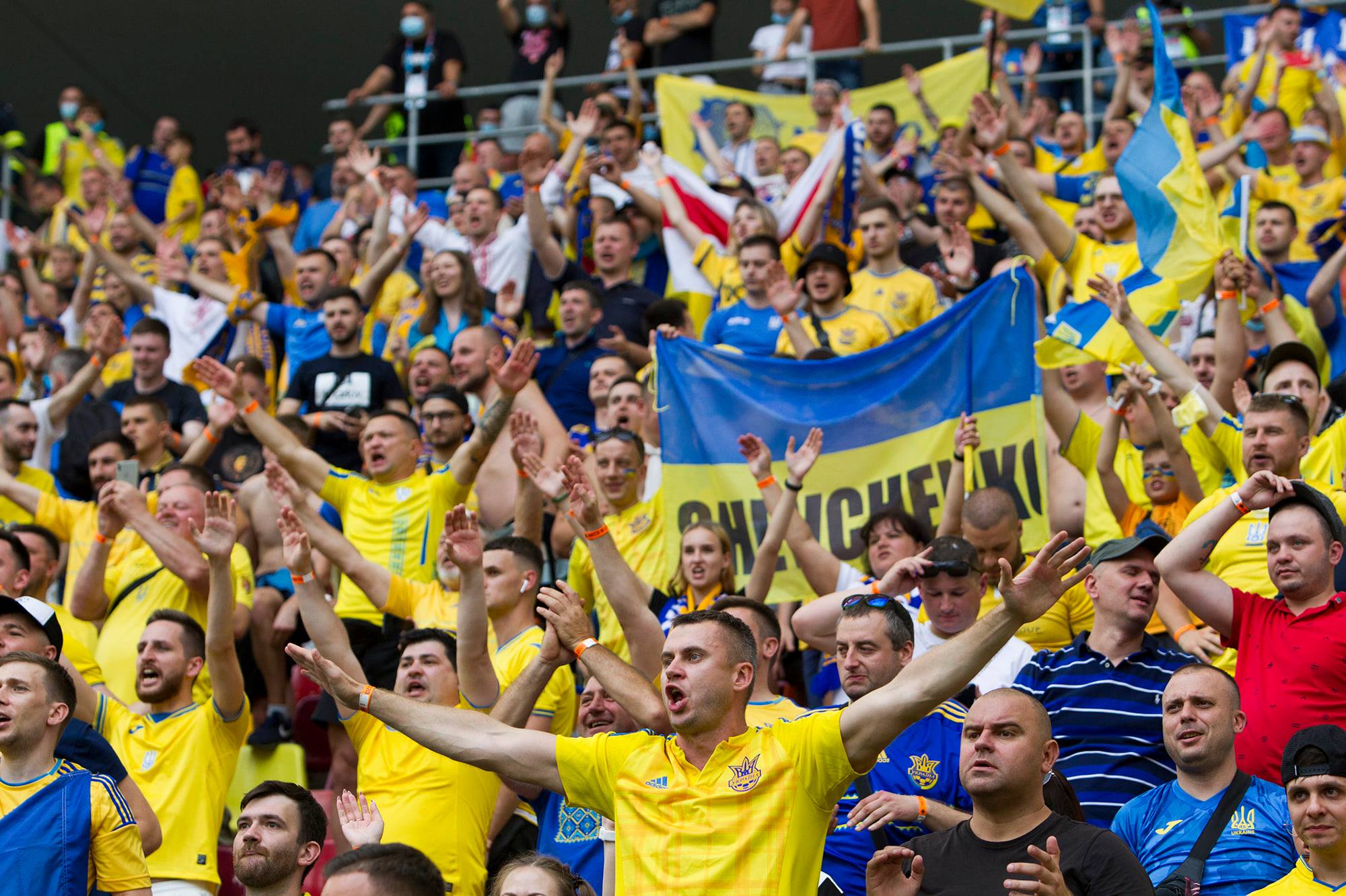 Бухарест у вогні. «Пісню про Путіна» перед матчем Євро-2020 вже співають і австрійці