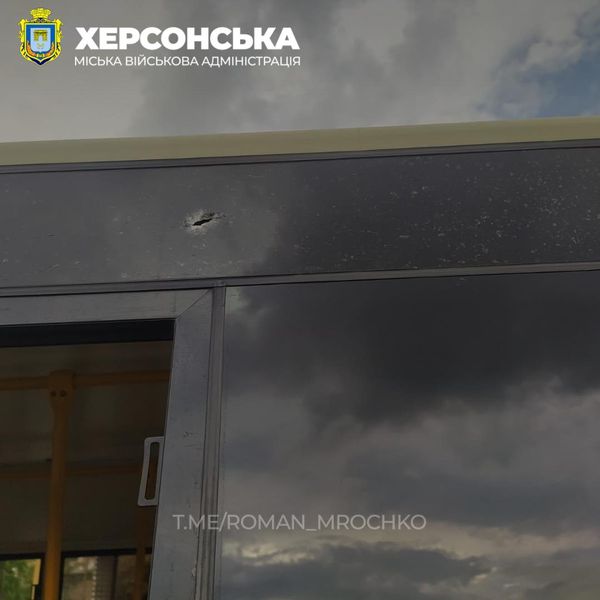 У Херсоні війська РФ скинули з дрона вибухівку біля автобуса
