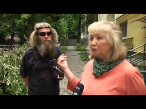 У Львові посеред вулиці утворилась величезна яма