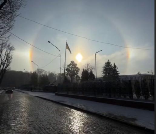 На Різдво в небі над Львовом зафіксували рідкісне природне явище (фото)