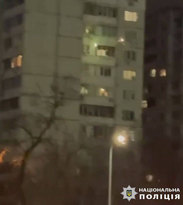 У Києві чоловік запускав феєрверки з вікна багатоповерхівки заради веселощів