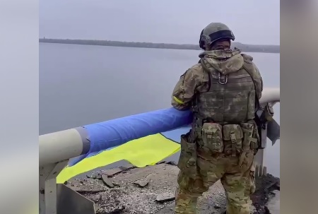 Українські військові вивісили над Антонівським мостом синьо-жовтий прапор. Відео
