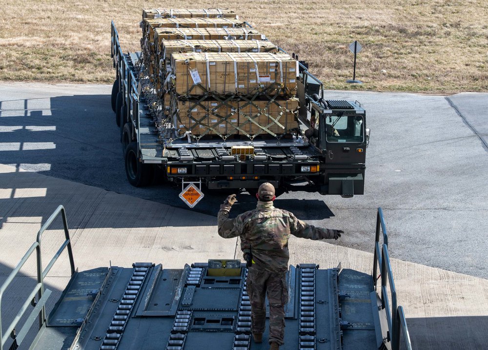 НАТО взяло на себе координацію військової допомоги Україні, - Reuters