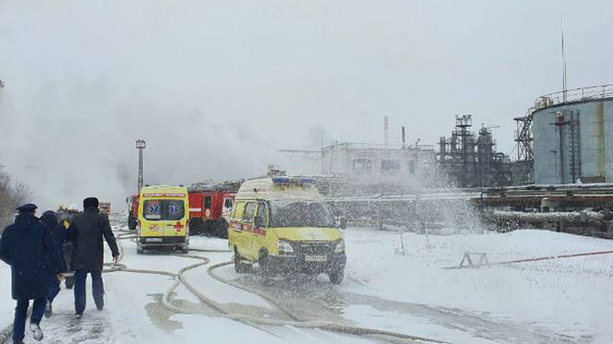 У Росії нова "бавовна". Горить найбільший нафтопереробний завод Сибіру
