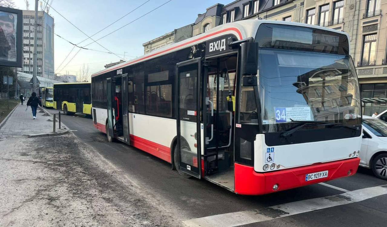 У центрі Львова в яму провалився пасажирський автобус (фото)
