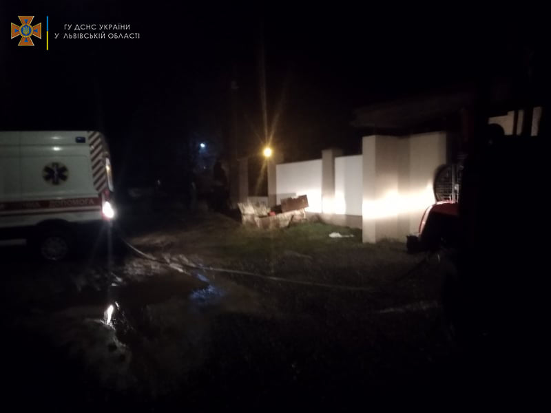 В елітному селищі біля Львова швидка загрузла у багнюці