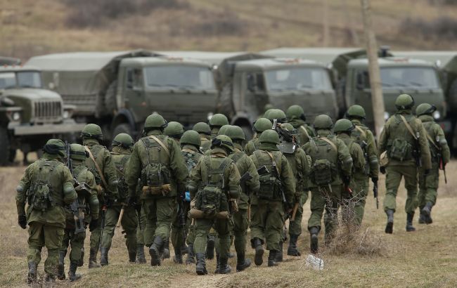 Білорусь стягує озброєних військових до польського кордону