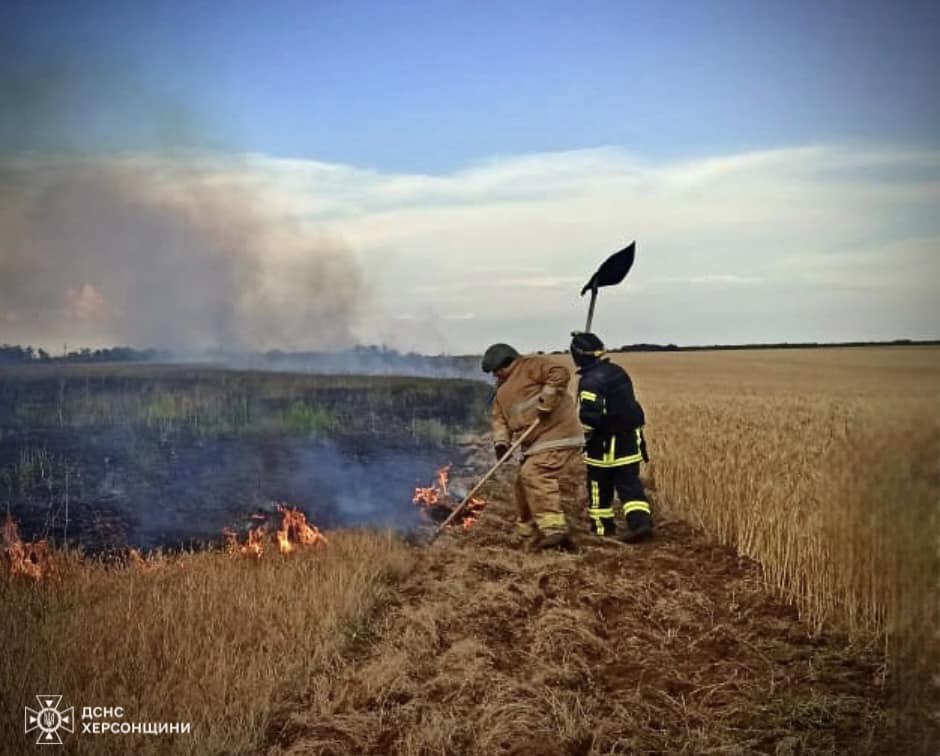 Через ворожий обстріл на Херсонщині ледь не вигоріло поле з пшеницею