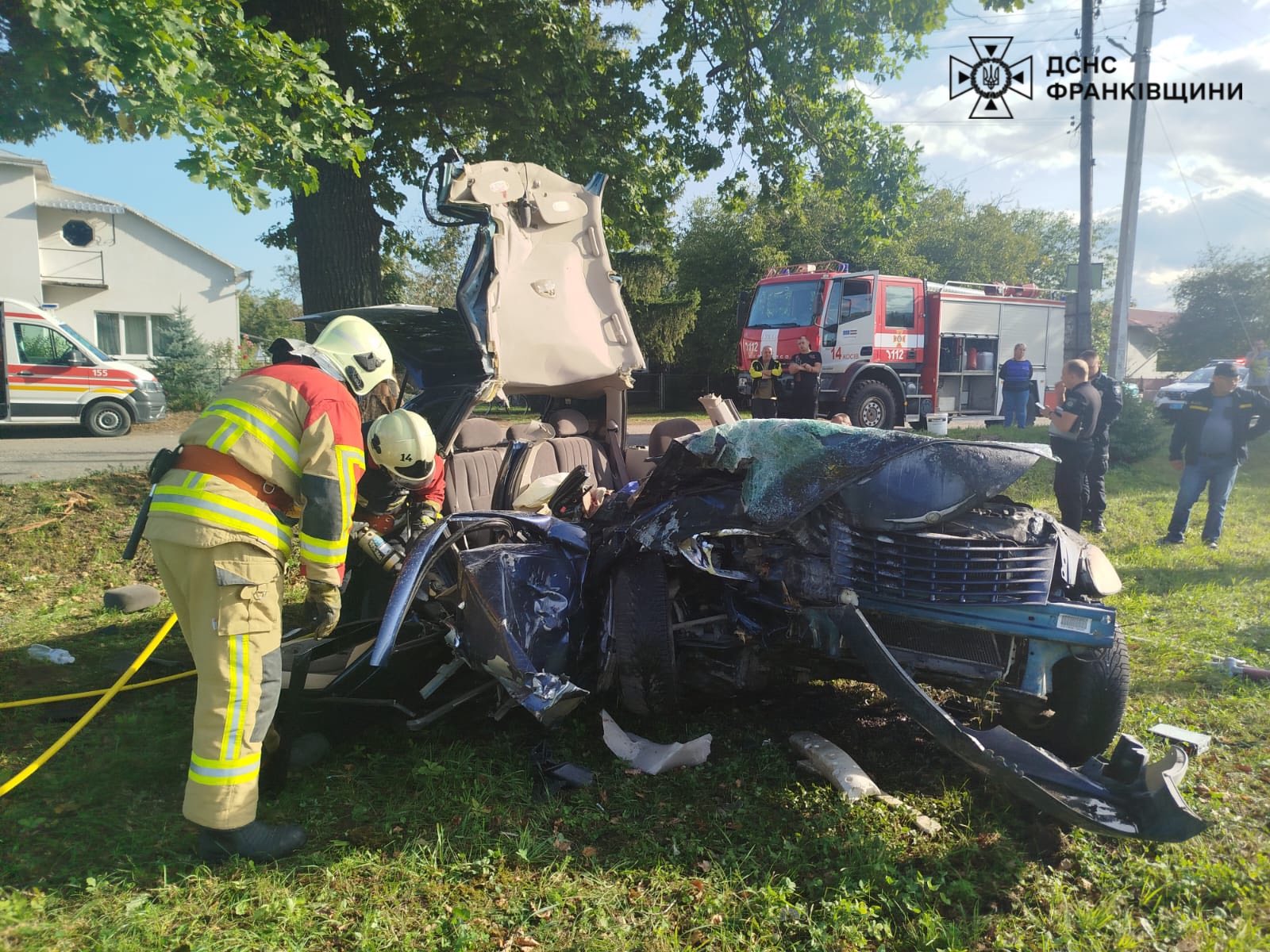 На Прикарпатті внаслідок ДТП згорів автомобіль: загинули двоє чоловіків