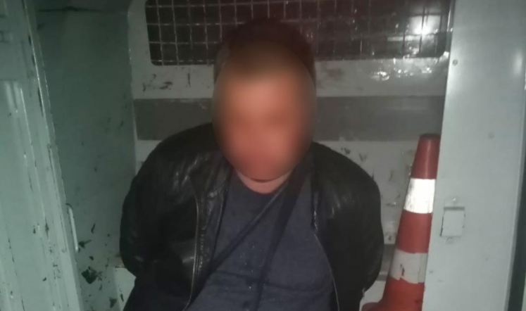 На Київщині чоловік увірвався в лікарню та погрожував пістолетом. Відео