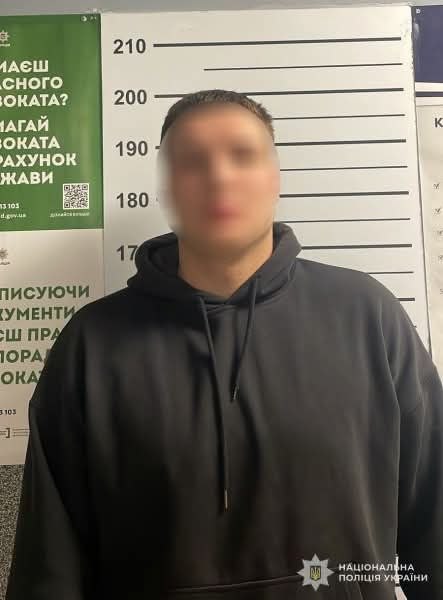 Поліція показала фото здорованя, який побив людину у центрі Львова