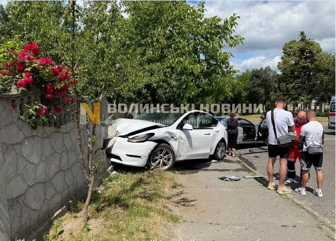 У Луцьку в аварії розтрощили авто Tesla: фото