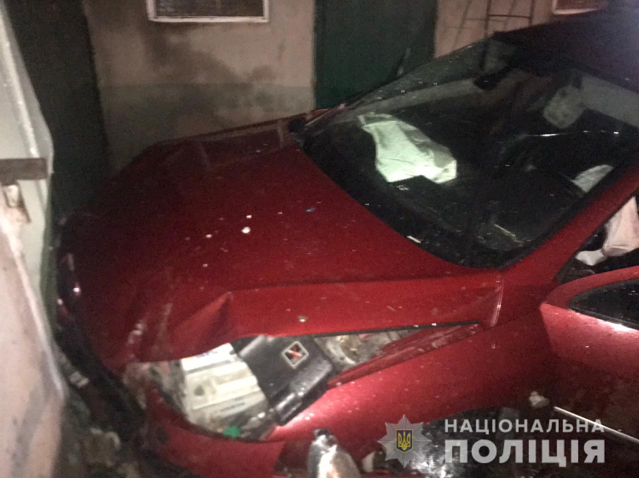 П’яний львів'янин на авто зніс паркан і протаранив стіну