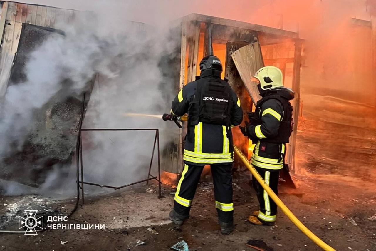 У Чернігові російський БпЛА влучив у житлову багатоповерхівку