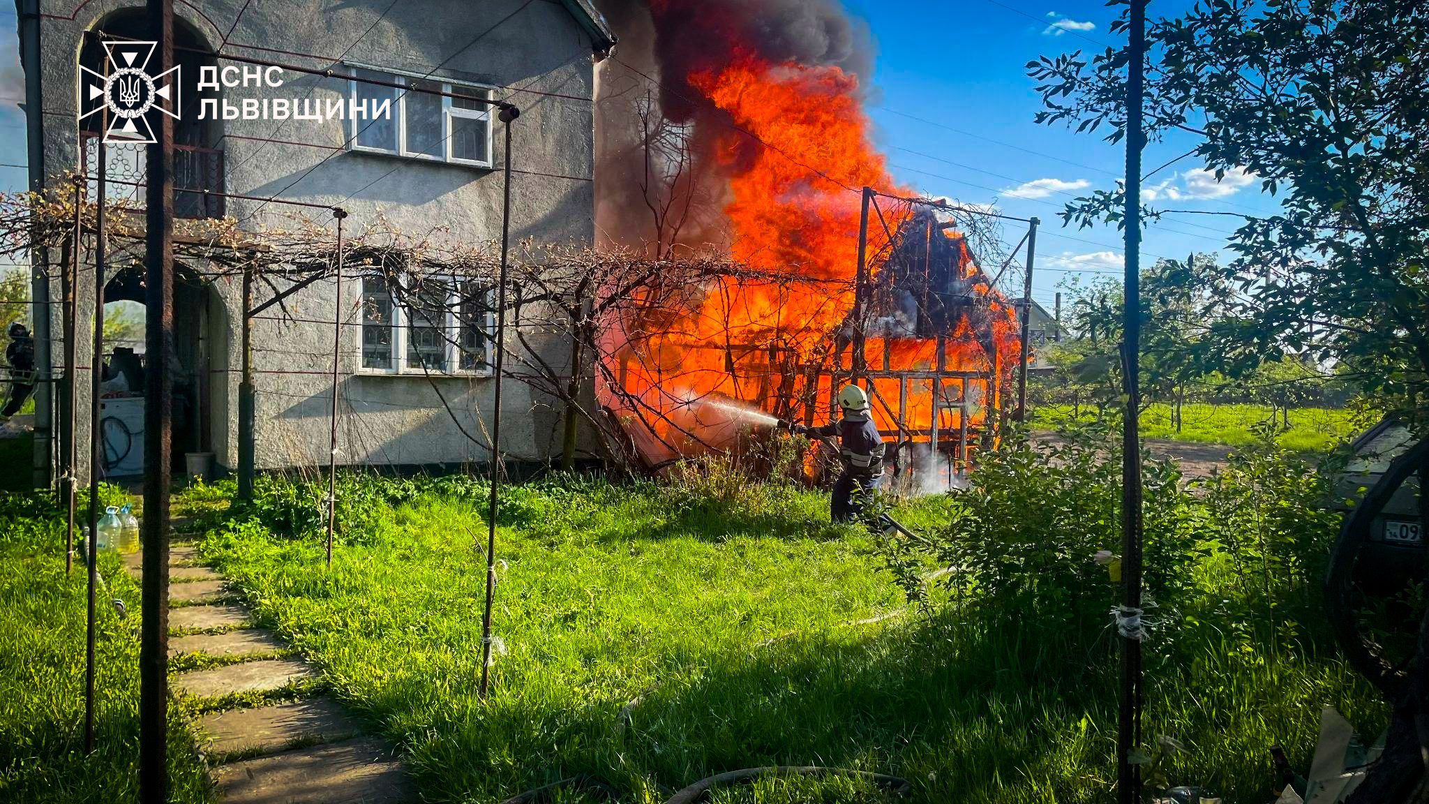 На Львівщині горів будинок: рятувальники повідомили деталі