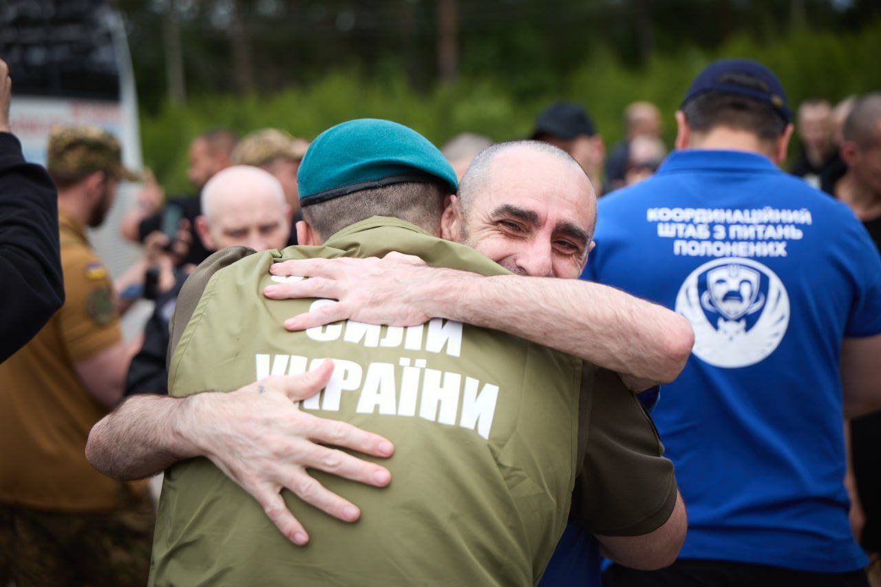 Найстаршому - 59, наймолодшому - 22: з російського полону повернулися захисники України