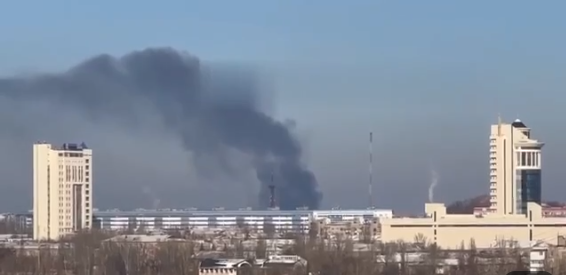 У Донецьку горить завод, де окупанти ремонтують техніку