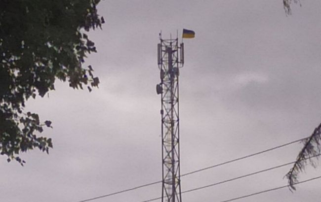 Українські військові встановлюють прапори в селах Луганської області