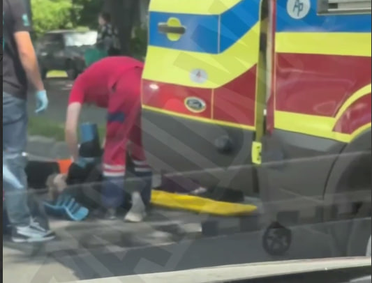 У Львові автомобіль збив чоловіка на колісному кріслі (відео)